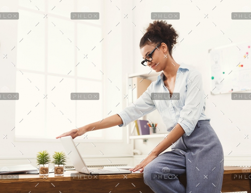 business-woman-opening-laptop-at-office-PU4ZAGW